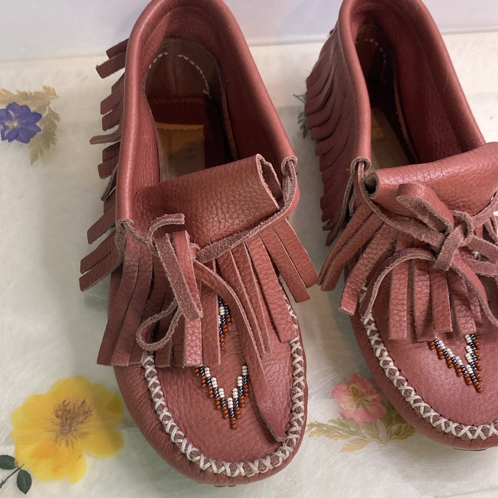 Manitobah paddle moccasin with beads vibram sole size 5 - Picture 2 of 8